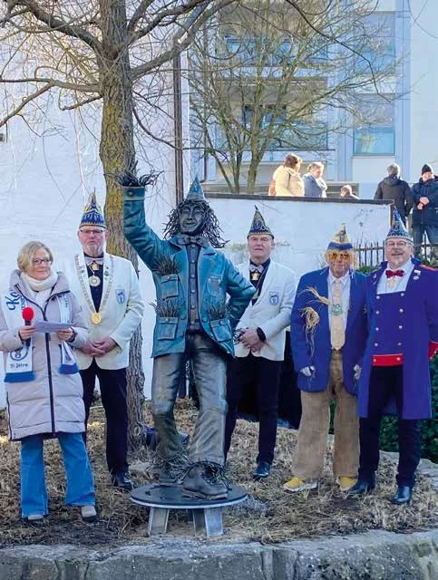 Gruppenbild mit Hoppeditzfigur