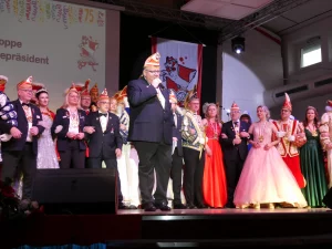 Vizeprasident Bernd Hoppe eroffnet gesanglich die Jubiläumsmatinee