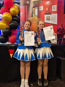 Emma und Annabell mit Pokal und Urkunde