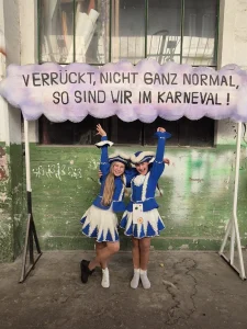 Emma und Annabell vor Mottospruch