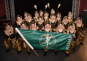 Tanzgruppe zeigt Tatort im Karneval